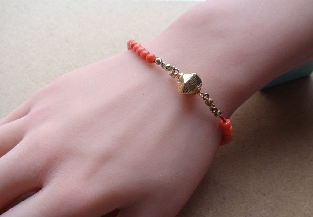 set ketting / armband engelen huid koraal met 14 krt goud, Ophalen of Verzenden, Goud, Ketting, Met edelsteen