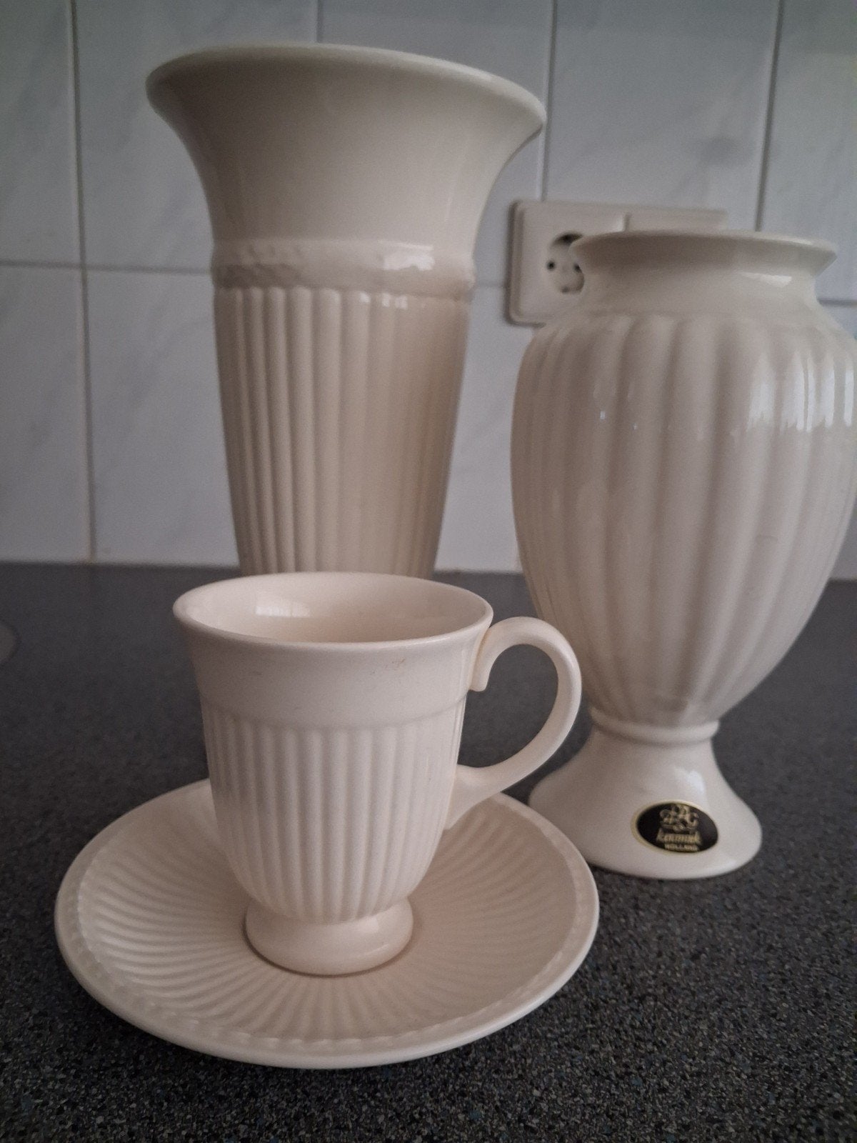 WEDGWOOD EDME VAAS + KOFFIE KOP EN SCHOTEL, Overige kleuren, Aardewerk of Porselein, Ophalen of Verzenden, Zo goed als nieuw