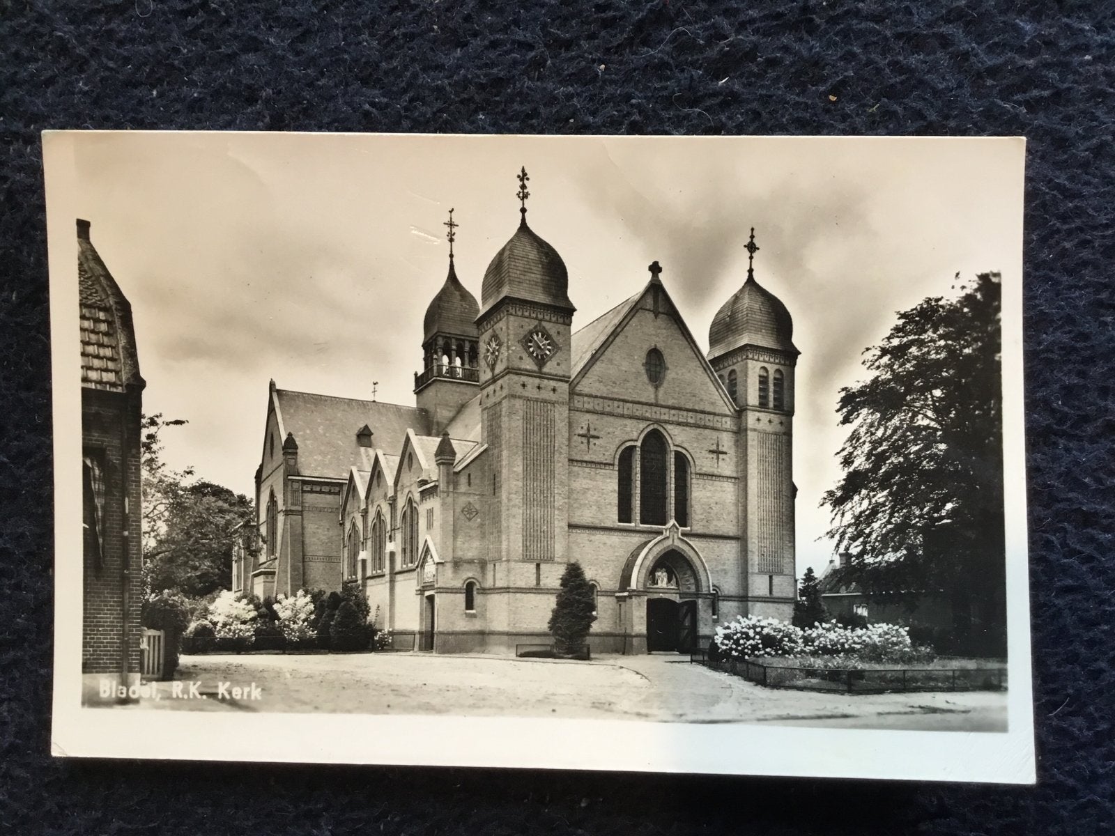 Oude ansichtkaart Bladel R.K. Kerk - Gelopen, Ophalen of Verzenden, 1940 tot 1960, Gelopen, Noord-Brabant