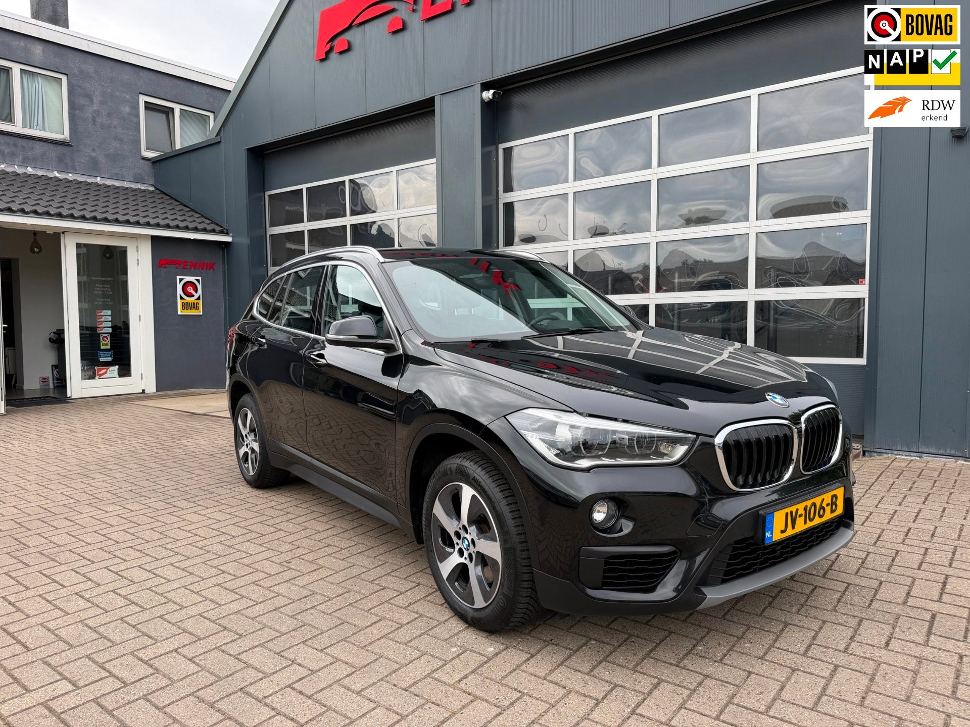 BMW X1 SDrive20i Centennial High Executive / Head-Up / Sport, 1998 cc, Zwart, Bedrijf, SUV of Terreinwagen