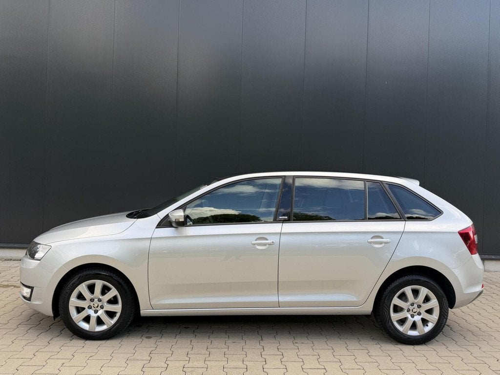 Skoda Rapid 1.2 TSI JOY Automaat Stoelvwarming Trekhaak PDC, Auto's, Skoda, Automatische klimaatregeling, Gebruikt, 4 cilinders
