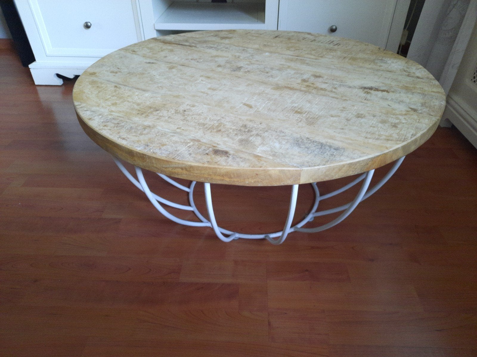 Ronde salontafel met houten blad en wit metalen onderstel, Huis en Inrichting, Gebruikt, 50 tot 100 cm, Modern, Industrieel, Rond