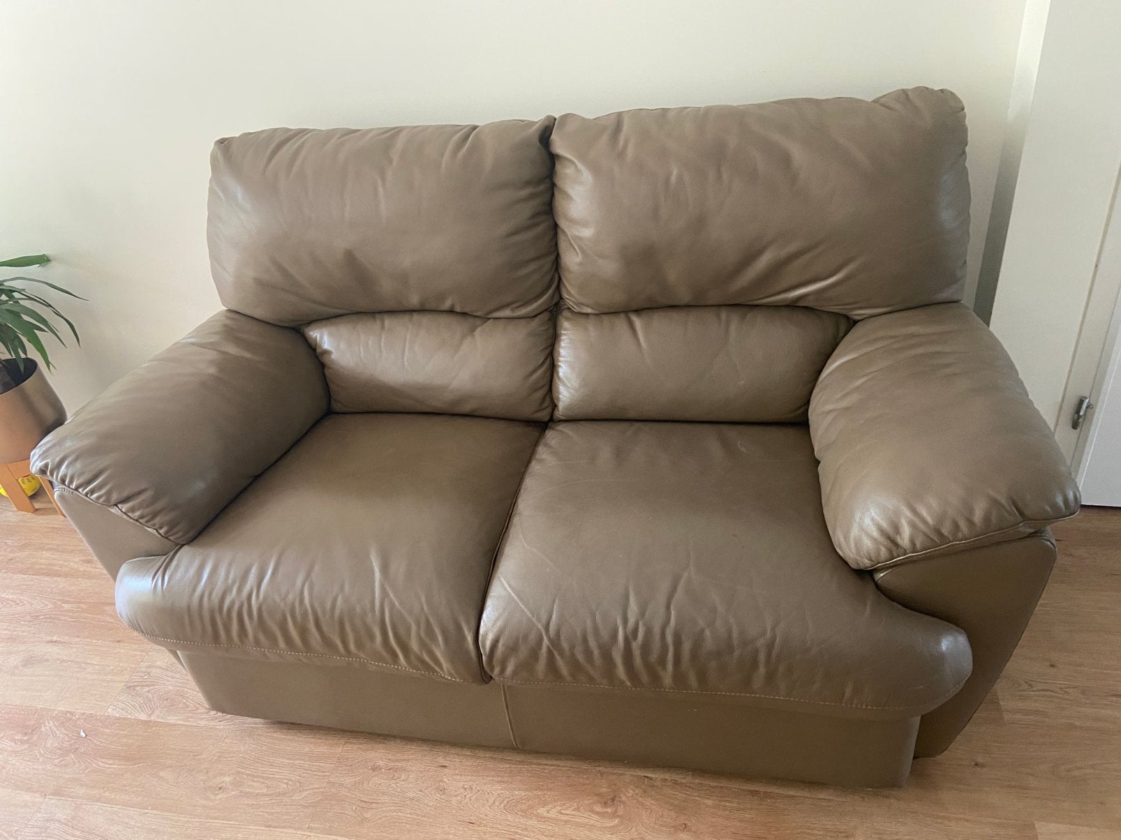 Two seater sofa, Huis en Inrichting, Banken | Bankstellen, Ophalen, Zo goed als nieuw, 75 tot 100 cm