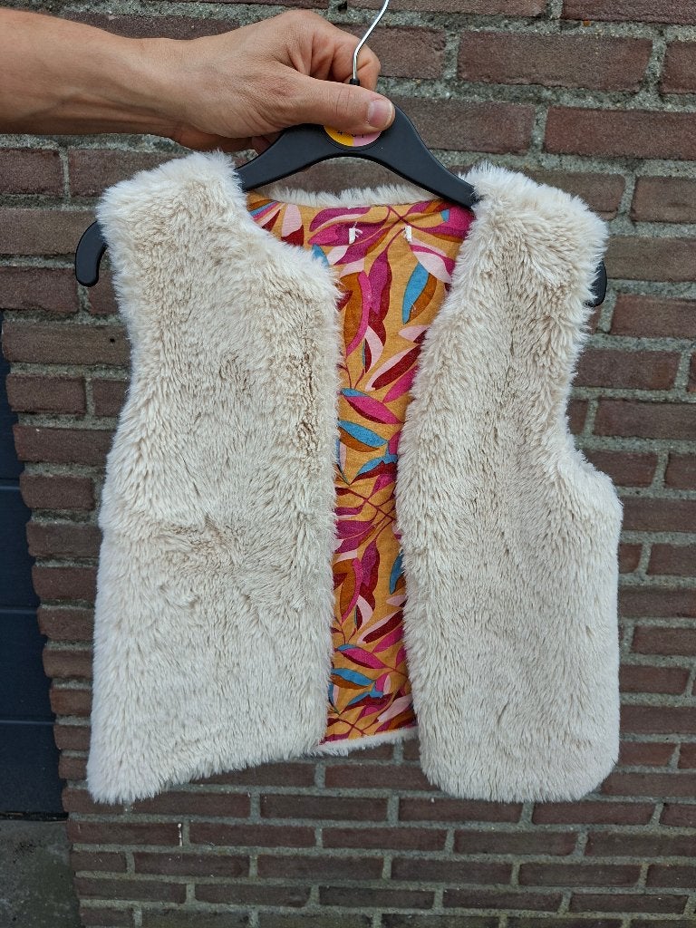 Winter gilet met nepbont mt 128, Ophalen, Zo goed als nieuw, Maat 128