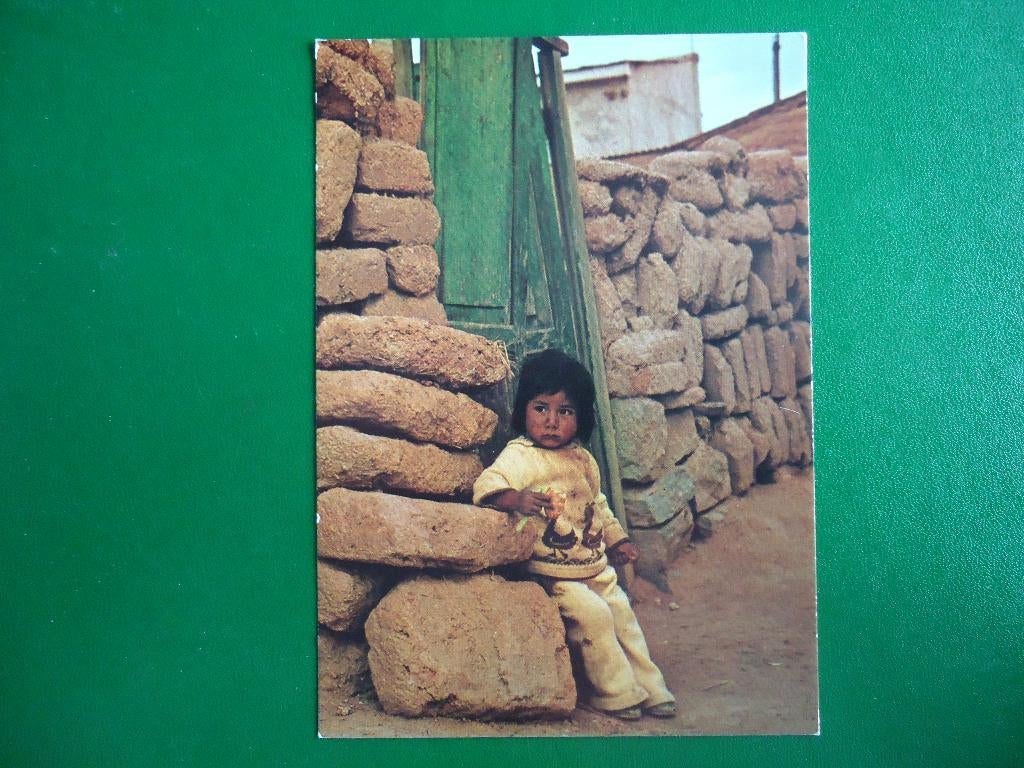 (1256) Kinderkaart: Meisje steunt op steen, Verzamelen, Ansichtkaarten | Themakaarten, Verzenden, 1980 tot heden, Ongelopen, Kinderen