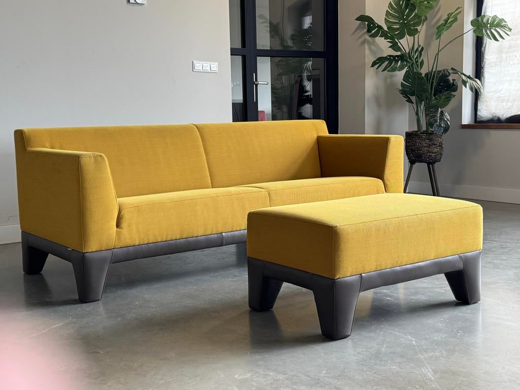 Pode Plot Bank 202 cm + Hocker | Leolux Design | Okergeel, Huis en Inrichting, Banken | Bankstellen, Leolux pode, Leolux Pode