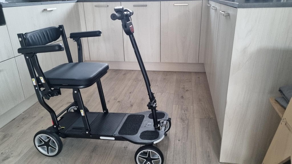 Lichtgewicht opvouwbare scootmobiel, 10 km/u of minder, Zo goed als nieuw, 15 km of minder, Ophalen