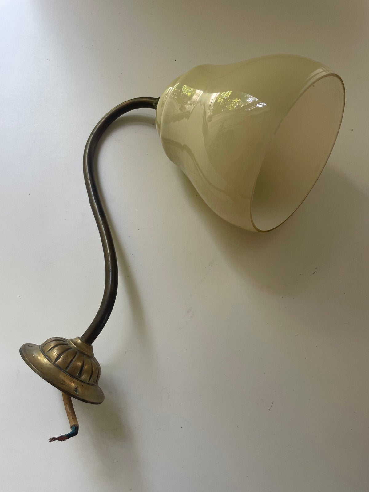 Vintage Glazen wandlamp met koperen armatuur., Ophalen
