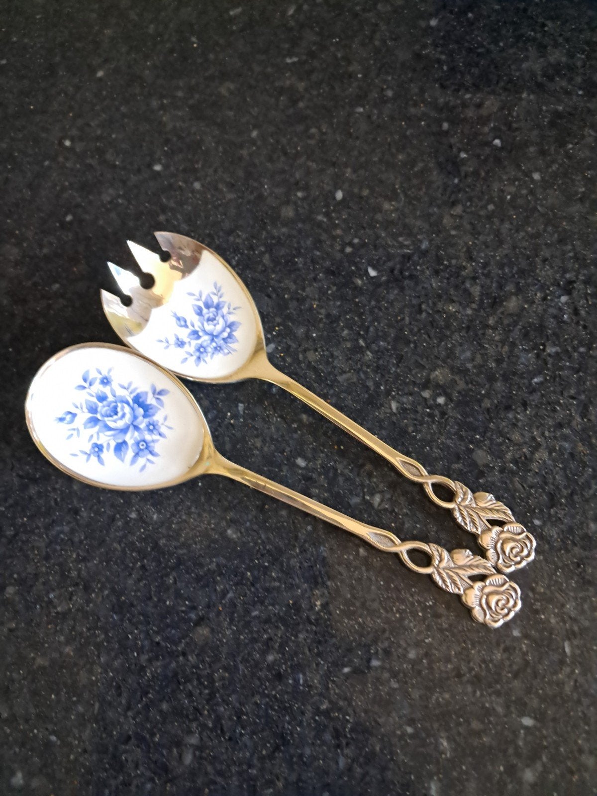 Vintage saladebestek met Delfts blauw decor en rozen, Antiek en Kunst, Ophalen of Verzenden