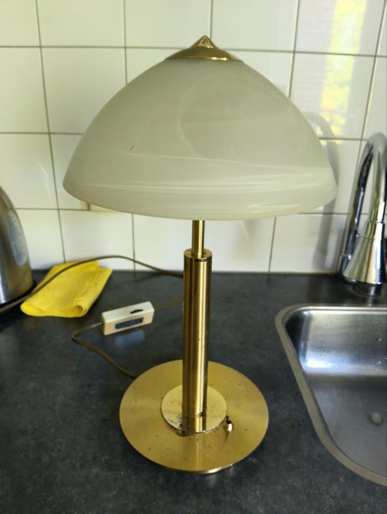 Gouden tafellamp met melkglazen kap, Gebruikt, Ophalen of Verzenden, Glas, Klassiek, Modern