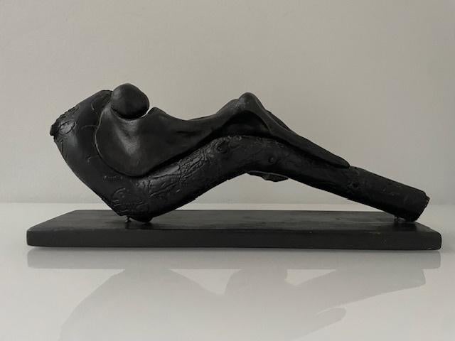 Expressieve houten sculptuur met liggende figuur, Ophalen of Verzenden