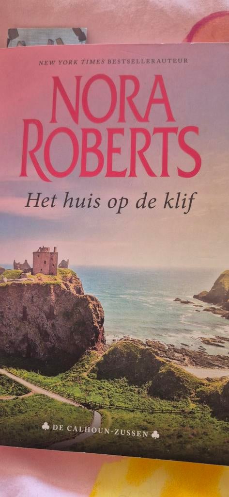 Nora Roberts - Het huis op de klif, Boeken, Ophalen of Verzenden, Zo goed als nieuw, Nora Roberts