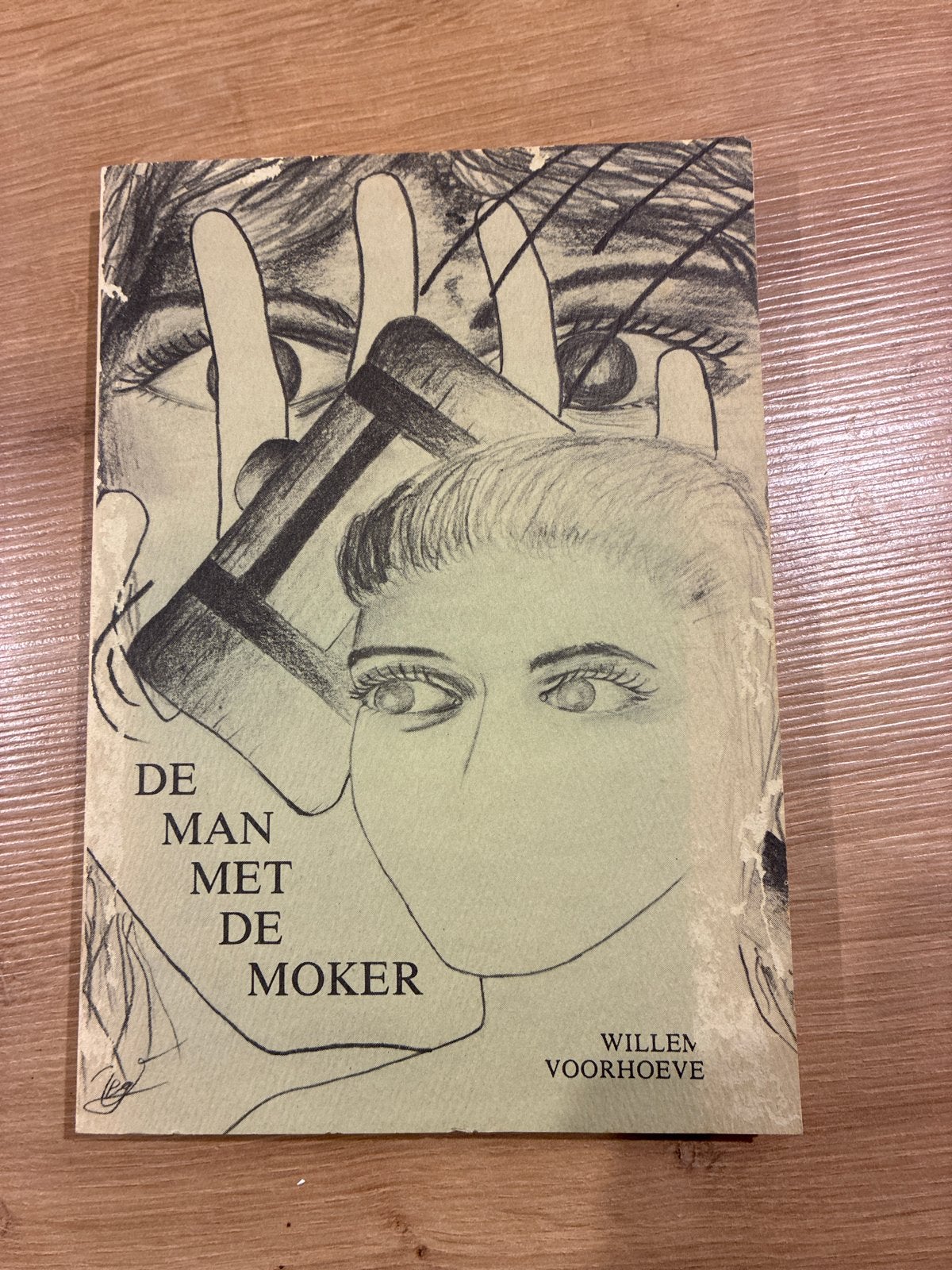 De Man Met De Moker - Willem Voorhoeve (Gesigneerd), Ophalen of Verzenden, Gelezen, Nederland