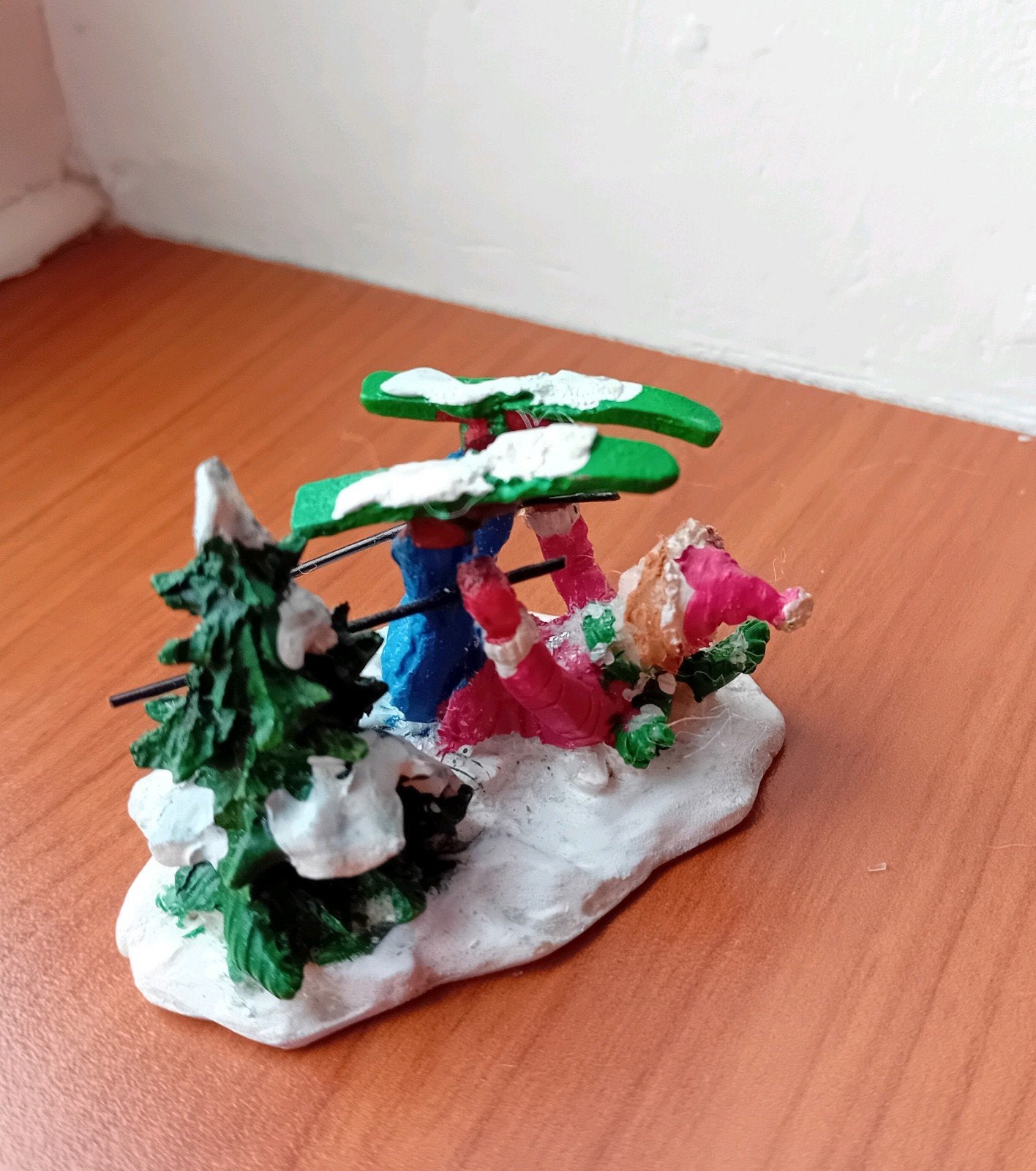 Kerstfiguur in de sneeuw gevallen voor Kerstdorp, Ophalen of Verzenden