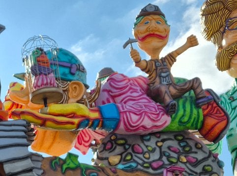 CARNAVALSWAGEN POLYESTER POPPEN EN KLEDING LOOPGROEP TE KOOP, Ophalen, Zo goed als nieuw