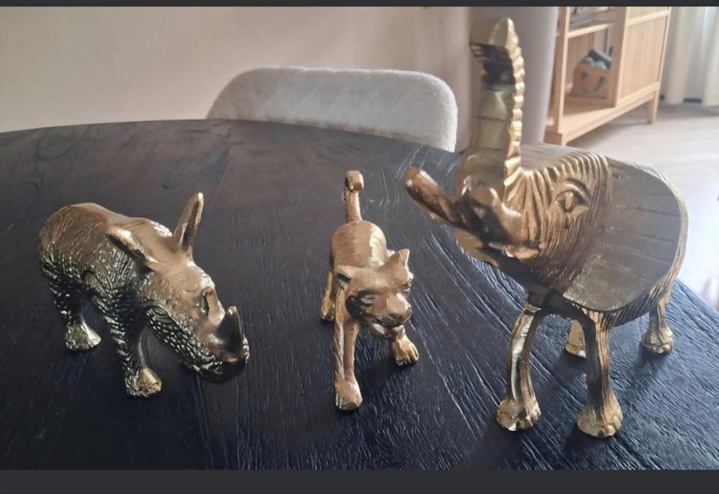 3 Goudkleurige Metalen Beeldjes: Olifant, Tijger, Neushoorn, Ophalen of Verzenden, Gebruikt