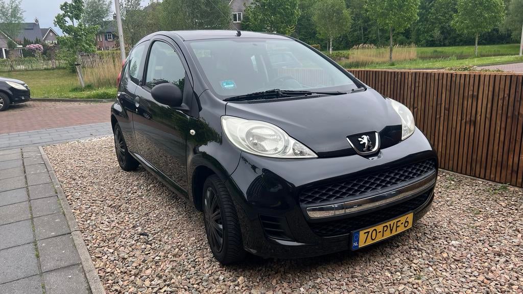 Peugeot 107 1.0 12V 3DR 2010 Zwart, Auto's, Voorwielaandrijving, 4 stoelen, Handgeschakeld, Particulier