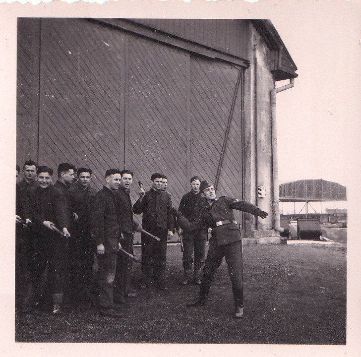 orginele Foto – Duitse Wehrmacht Oefening Stielhandgranate, Ophalen of Verzenden, Nederland, Foto of Poster