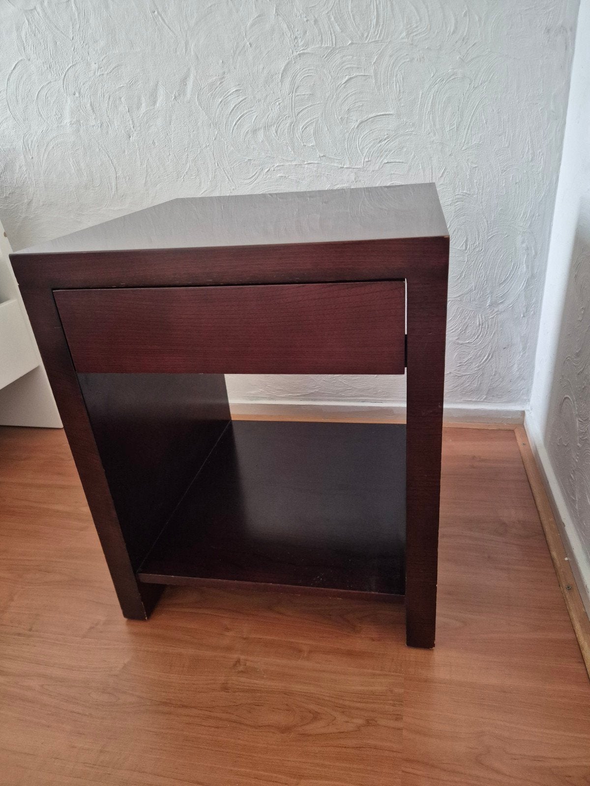 Nachtkastje van donker hout met lade, Huis en Inrichting, Slaapkamer | Nachtkastjes, Ophalen, Gebruikt, Minder dan 45 cm, 55 tot 70 cm