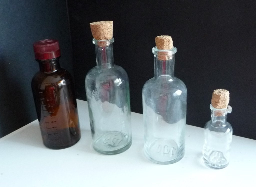3 APOTHEKERSFLESJES, 1 AGFA BAKELIETEN DOP, OUD ZALFPOTJE, Verzenden