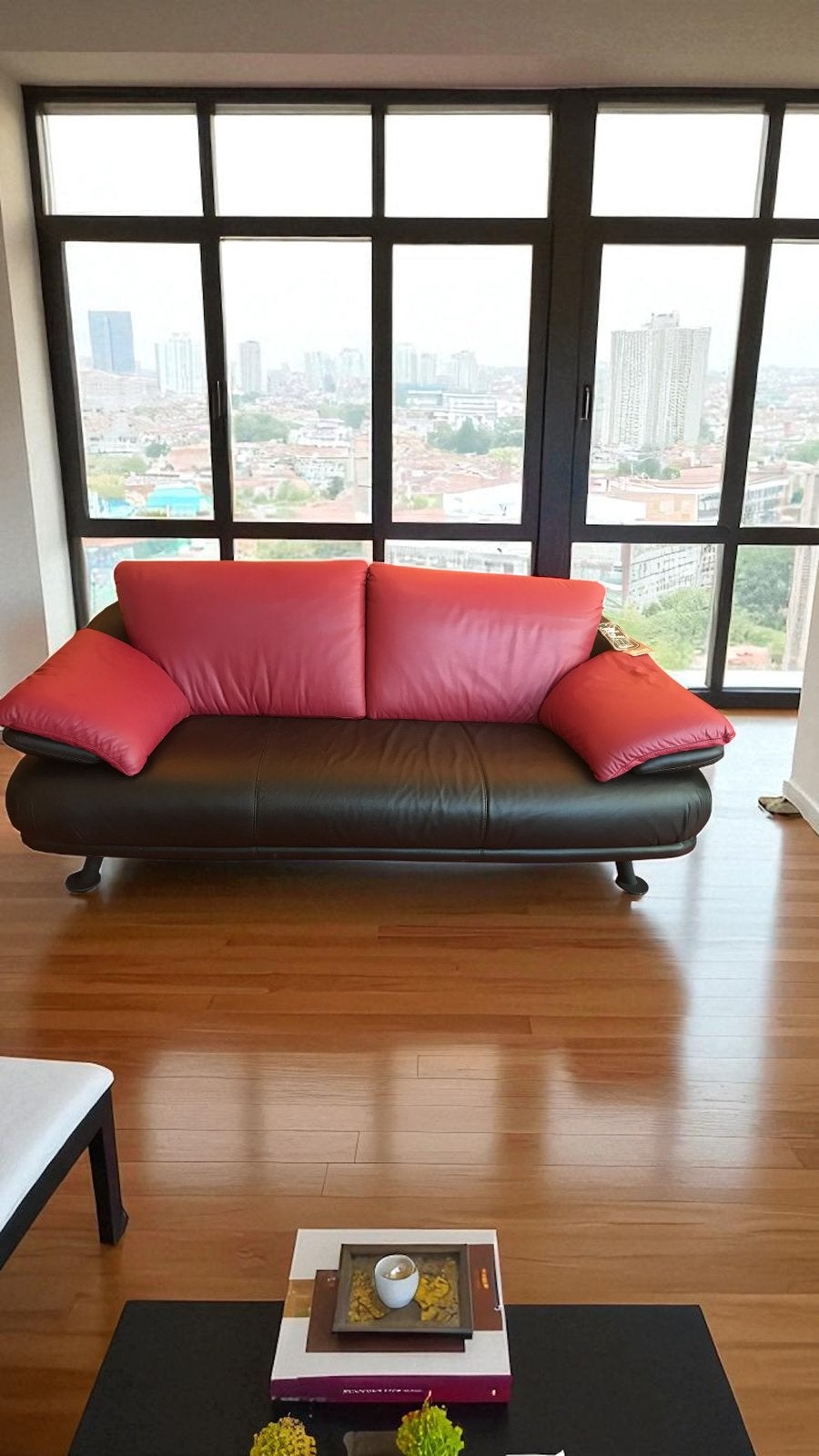 Design bank zwart/rood leer poot zwart 220 cm br.Nieuwstaat, Ophalen of Verzenden, Rechte bank, 200 tot 250 cm, Driepersoons