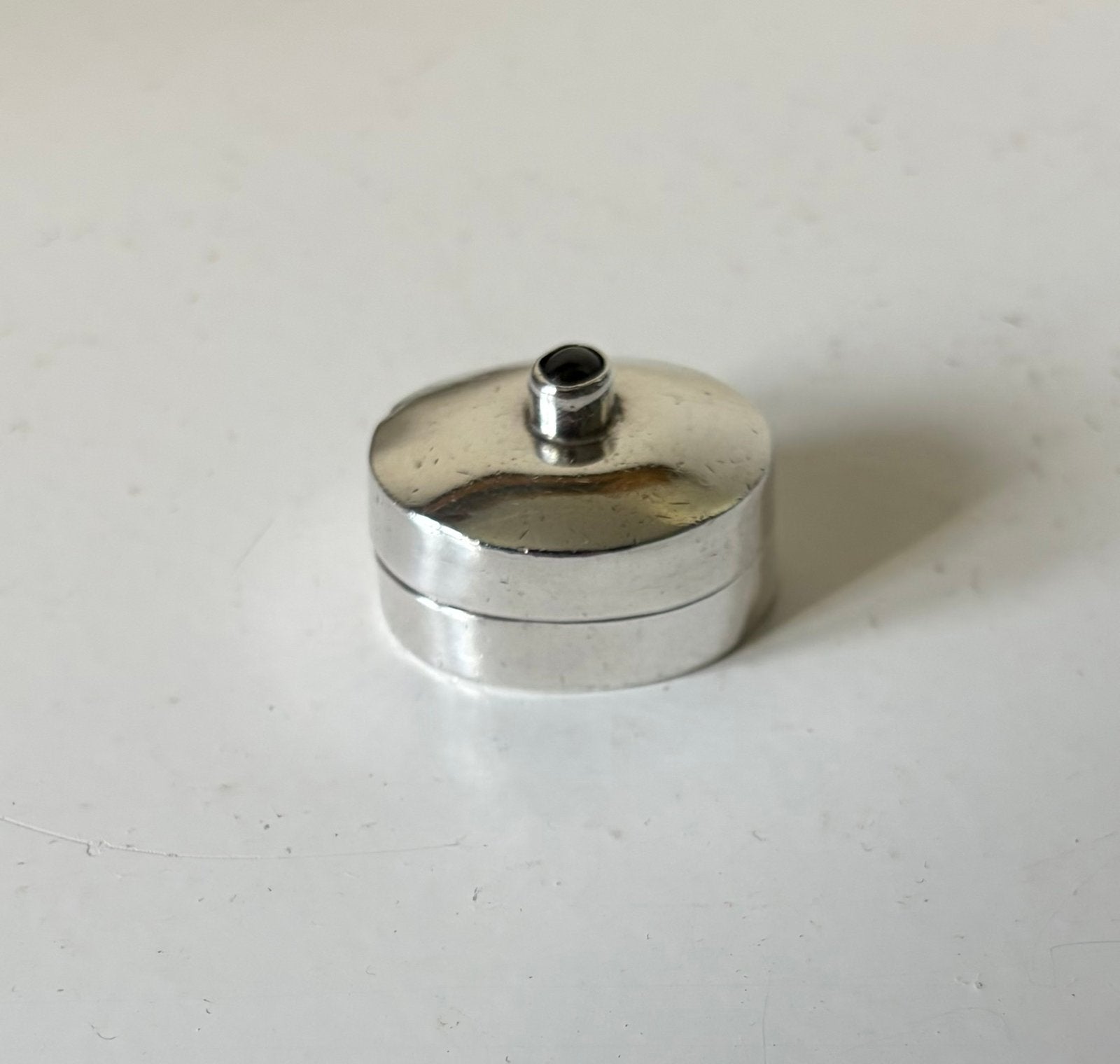 Zilveren ovaal pillendoosje met zwart steentje., Antiek en Kunst, Ophalen of Verzenden, Zilver