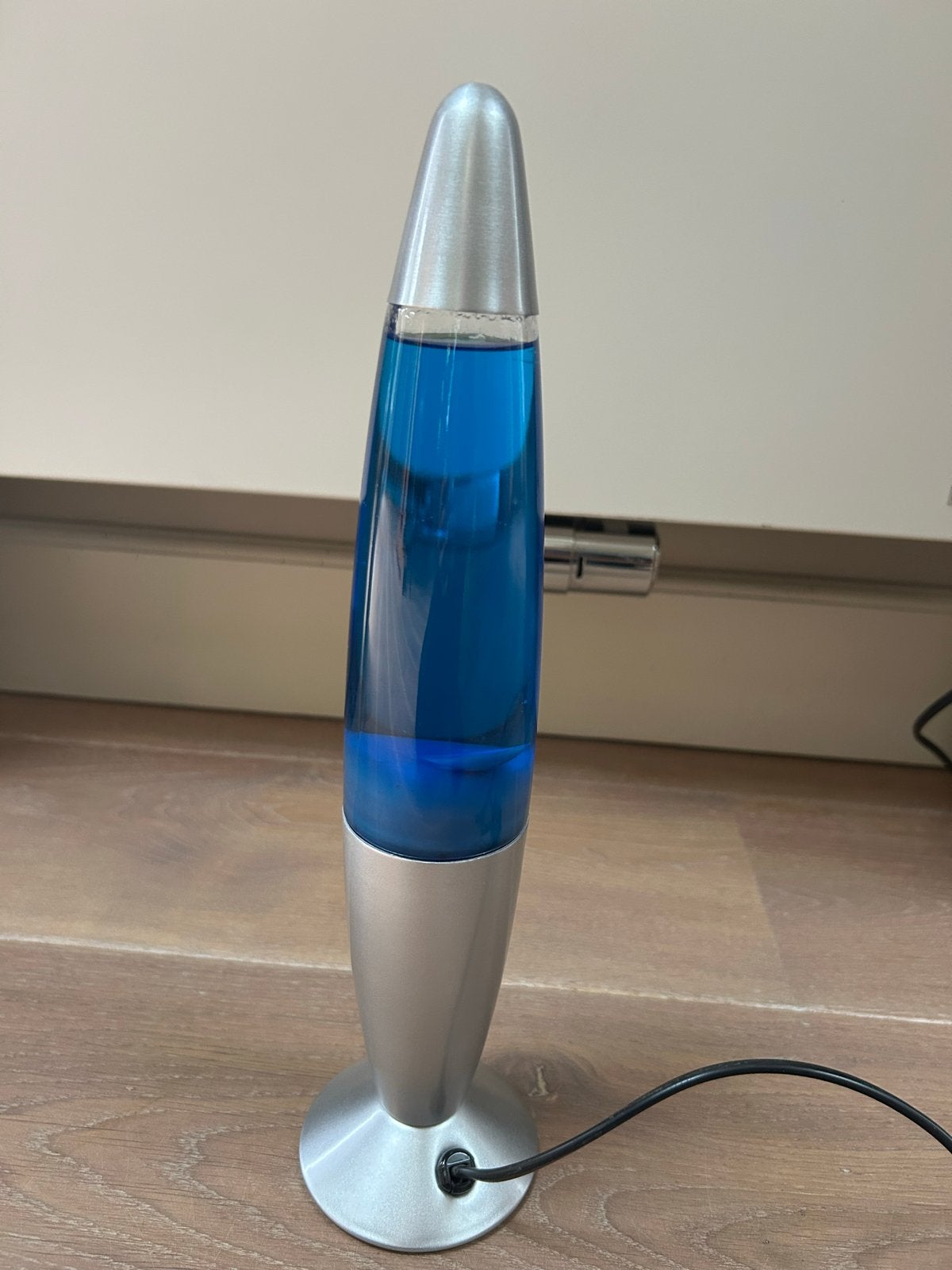 Lavalamp met blauwe vloeistof en zilveren accenten, Overige merken, Gebruikt, E14 (klein), Ophalen of Verzenden