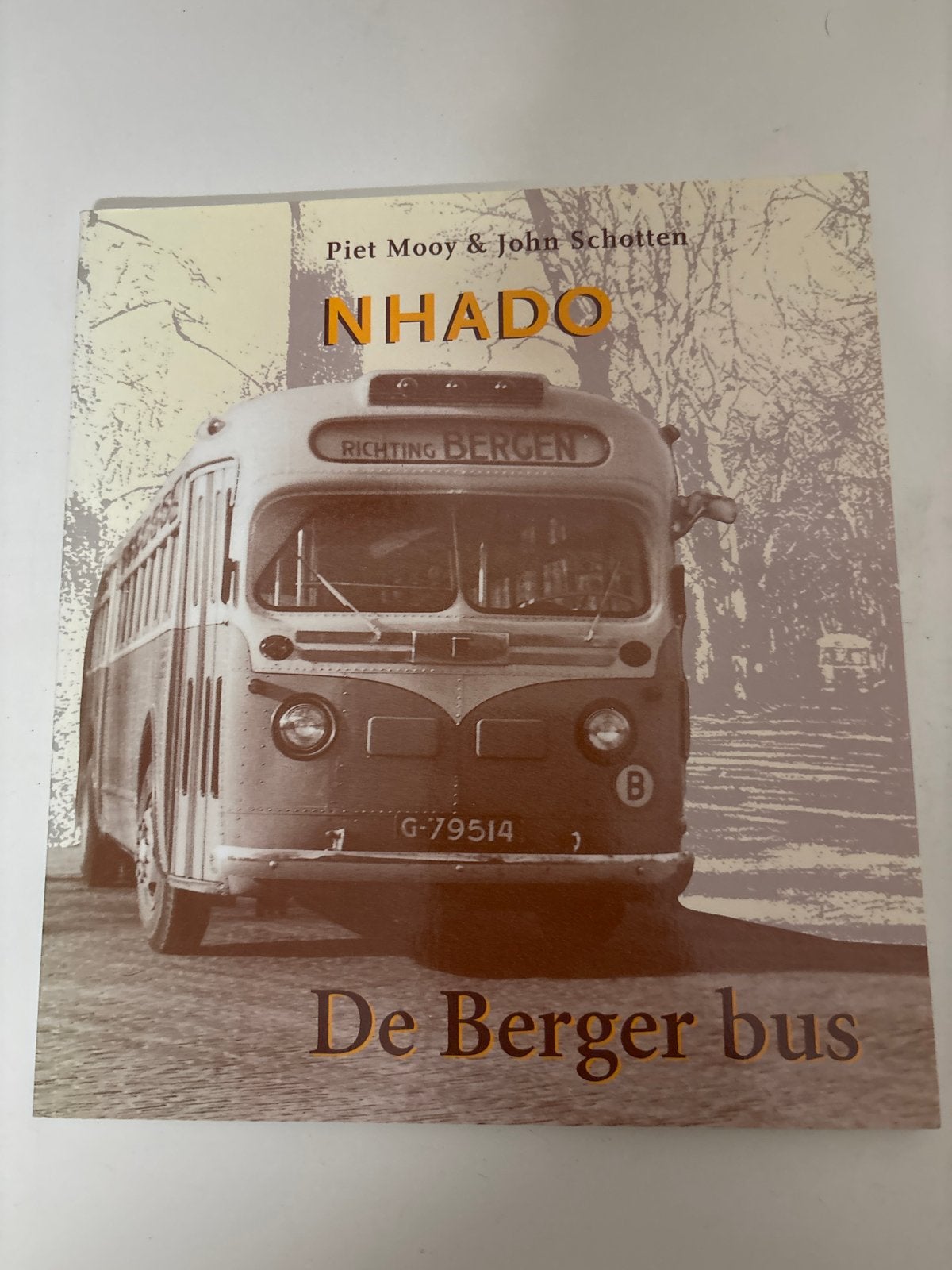NHADO De Berger bus - Piet Mooy & John Schotten, Ophalen of Verzenden, Gelezen, Algemeen