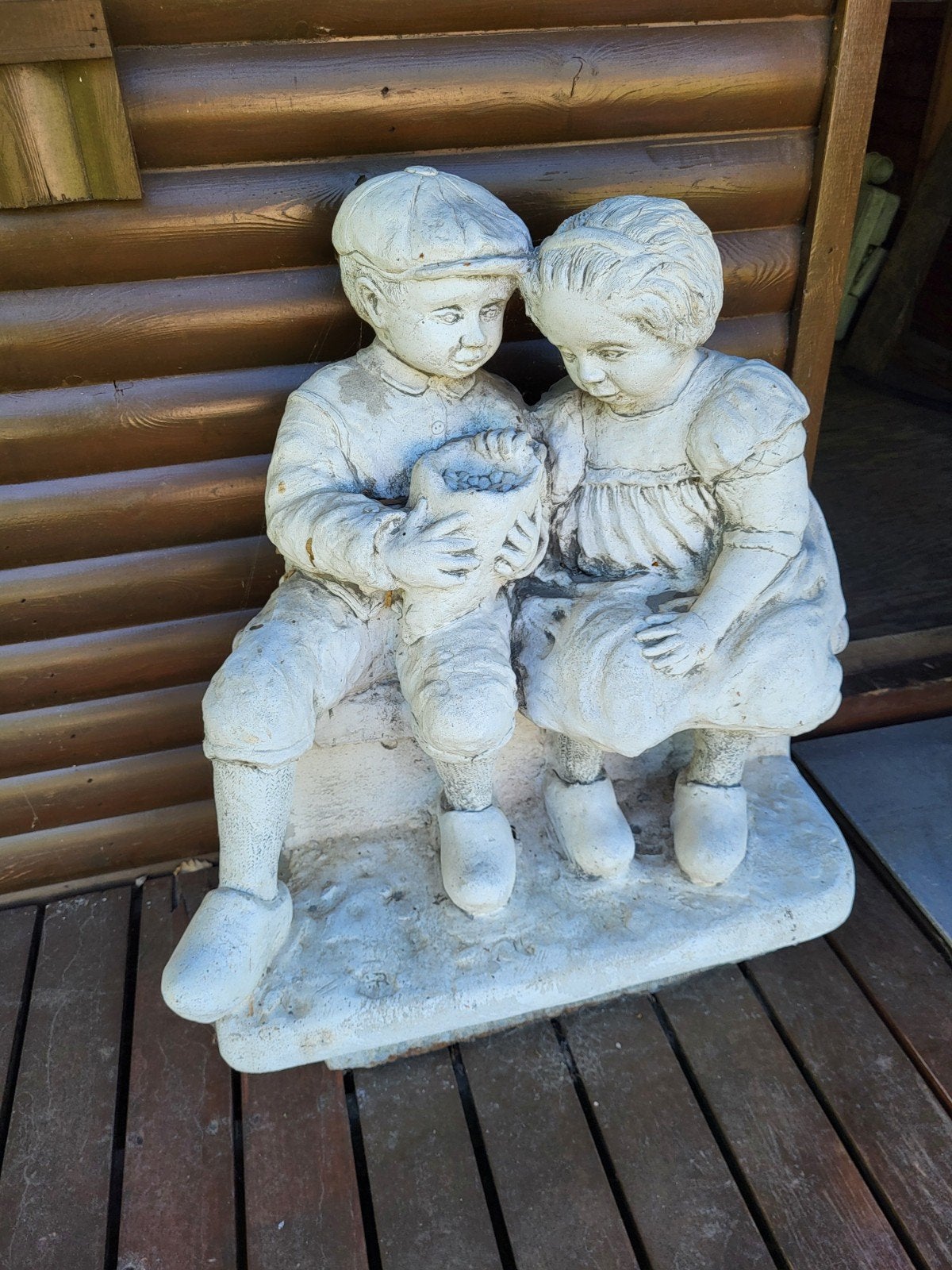 Tuinbeeld, 2 kinderen op bankje, Ophalen, Beton