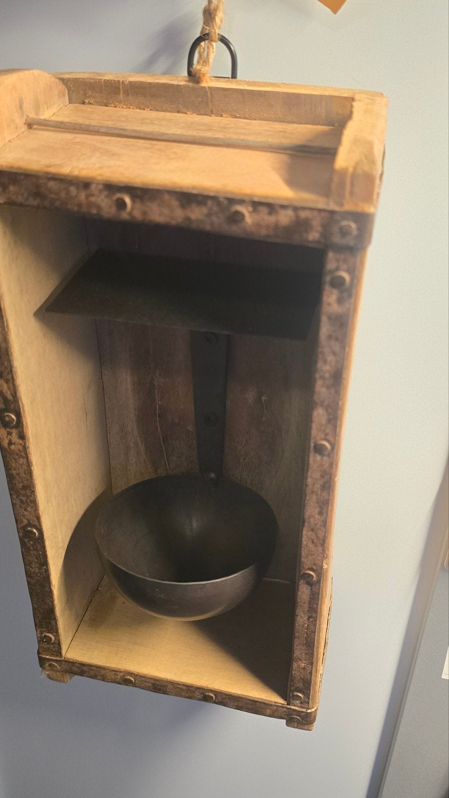 Antieke houten wandlamp met metalen kom, Ophalen of Verzenden