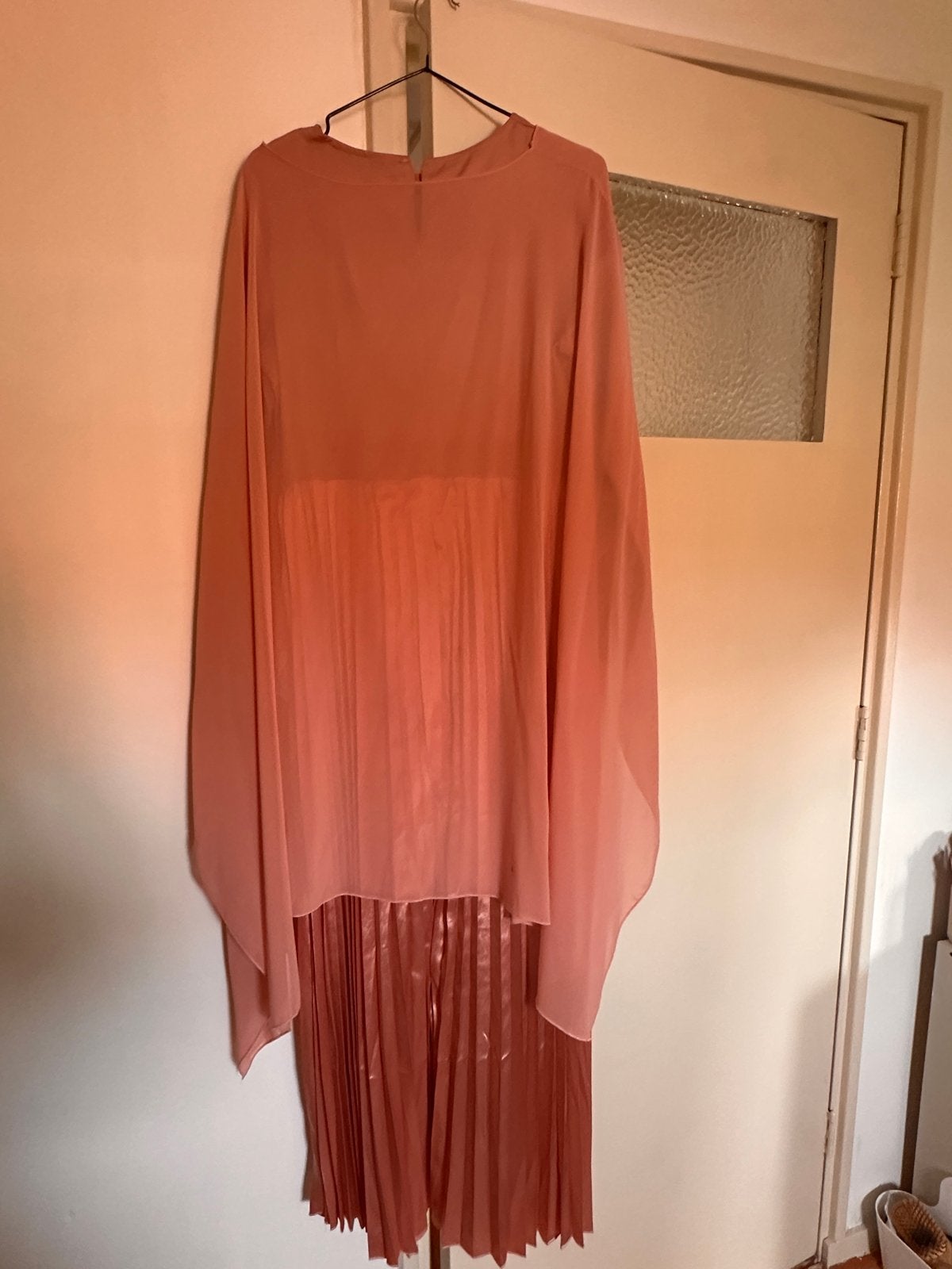 Elegante geplooide jurk in zalmroze, Maat 38/40 (M), Ophalen of Verzenden, Zo goed als nieuw, Roze