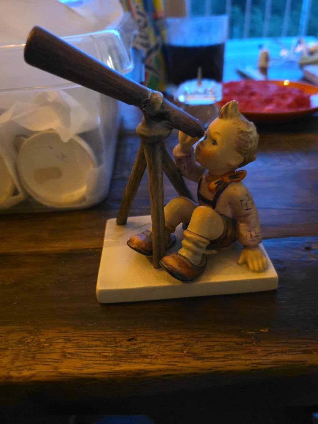 Vintage Hummel beeldje: Jongen met telescoop, Ophalen of Verzenden, Gebruikt