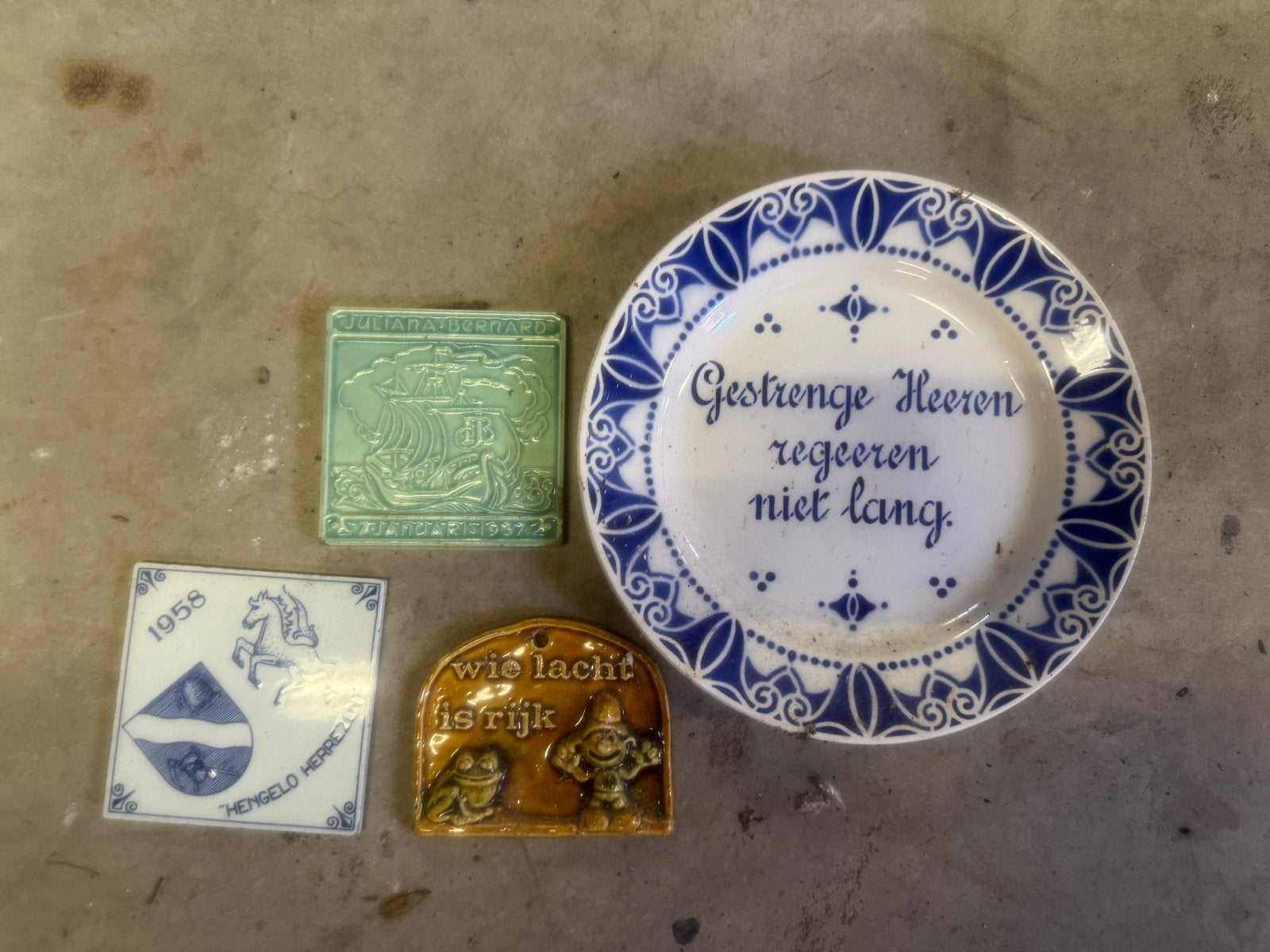 Diverse Nederlandse decoratieve tegels en bord, Ophalen