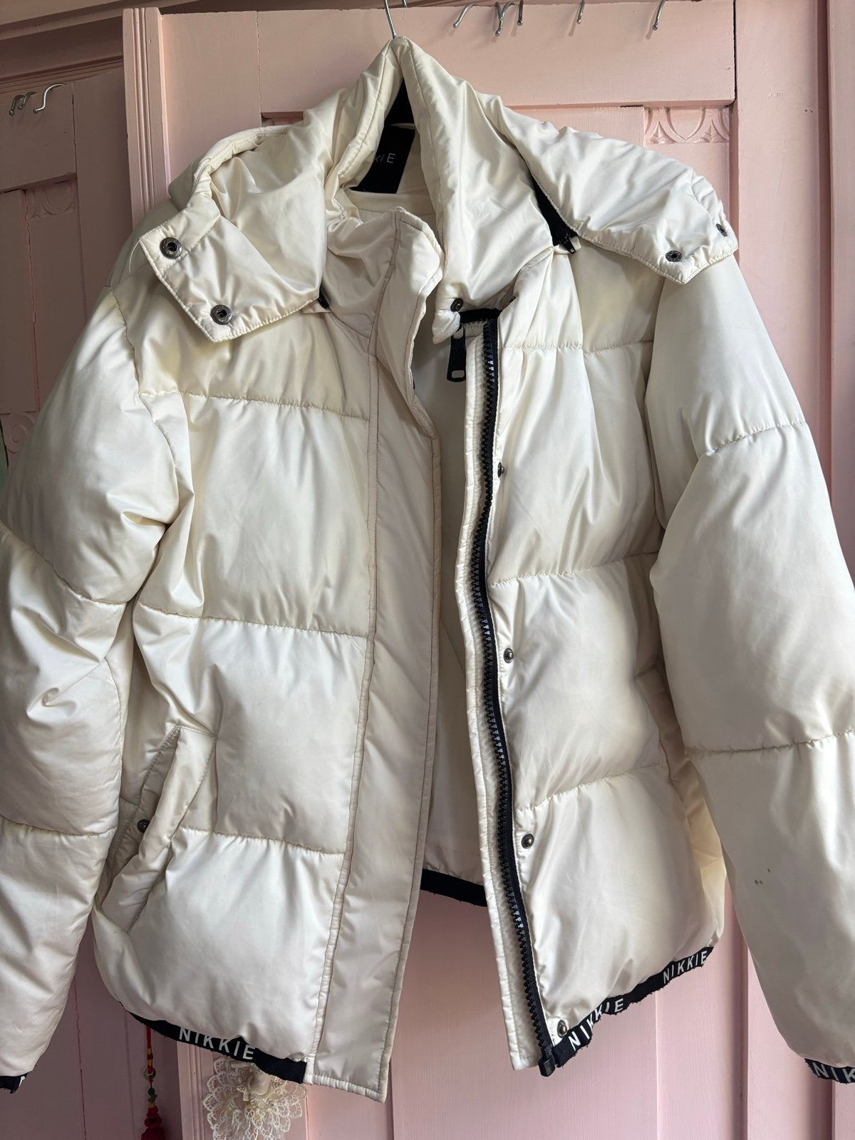 Nikkie Puffer Jacket - Crème wit- Maat 38 (M), Kleding | Dames, Jassen | Winter, Ophalen of Verzenden, Gedragen, Maat 38/40 (M)