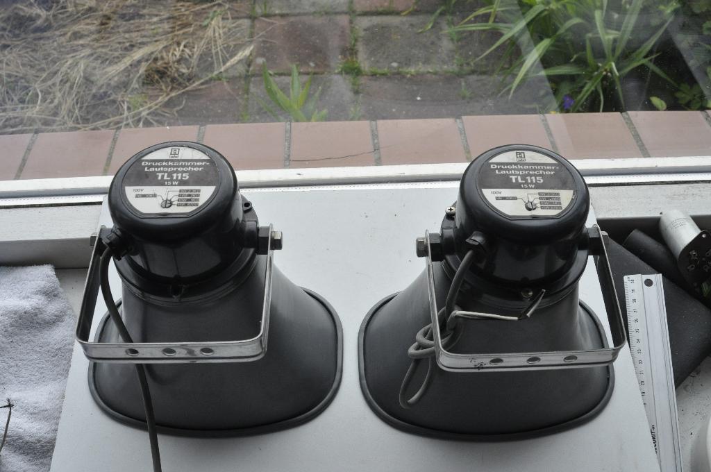 2 gelijke hoorn luidsprekers TL115 15 watt, Overige merken, Overige typen, Ophalen of Verzenden, Zo goed als nieuw