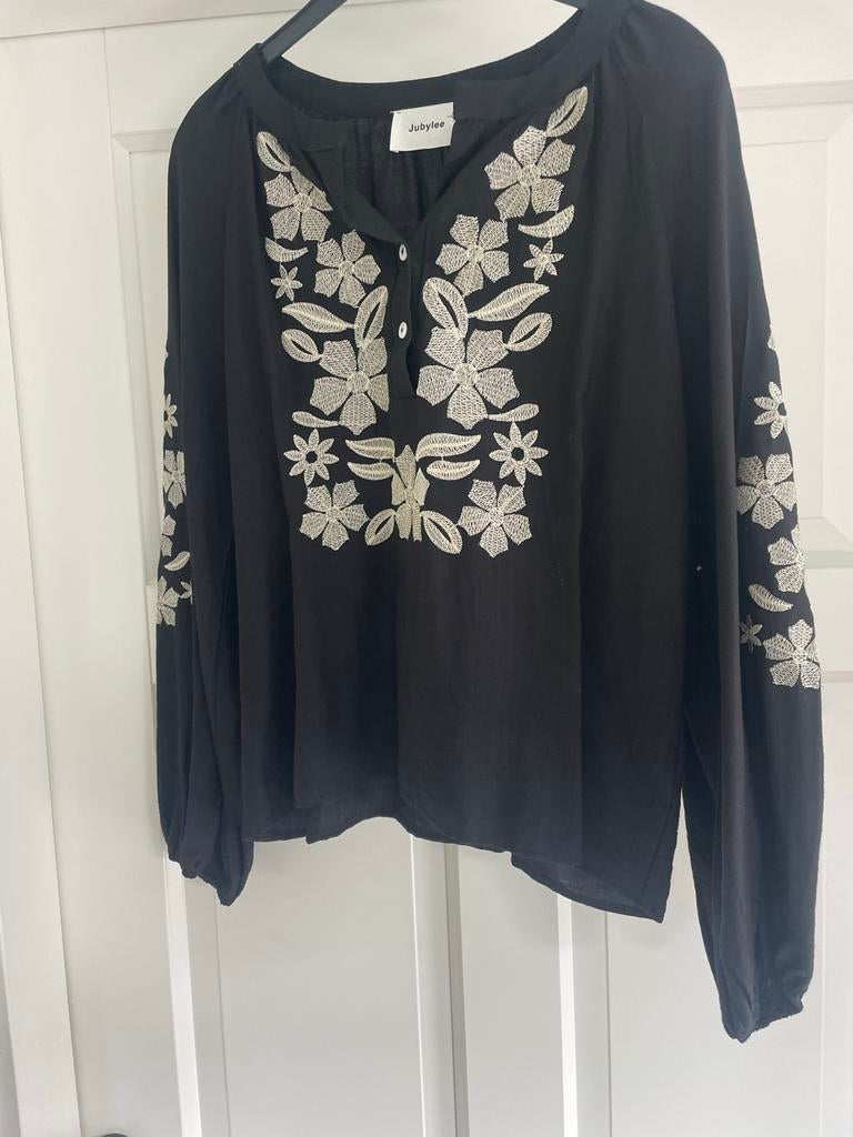 Jubylee Zwarte Blouse met Gebroken Witte Bloemenstiksels M/L, Kleding | Dames, Ophalen of Verzenden, Gedragen, Maat 38/40 (M)
