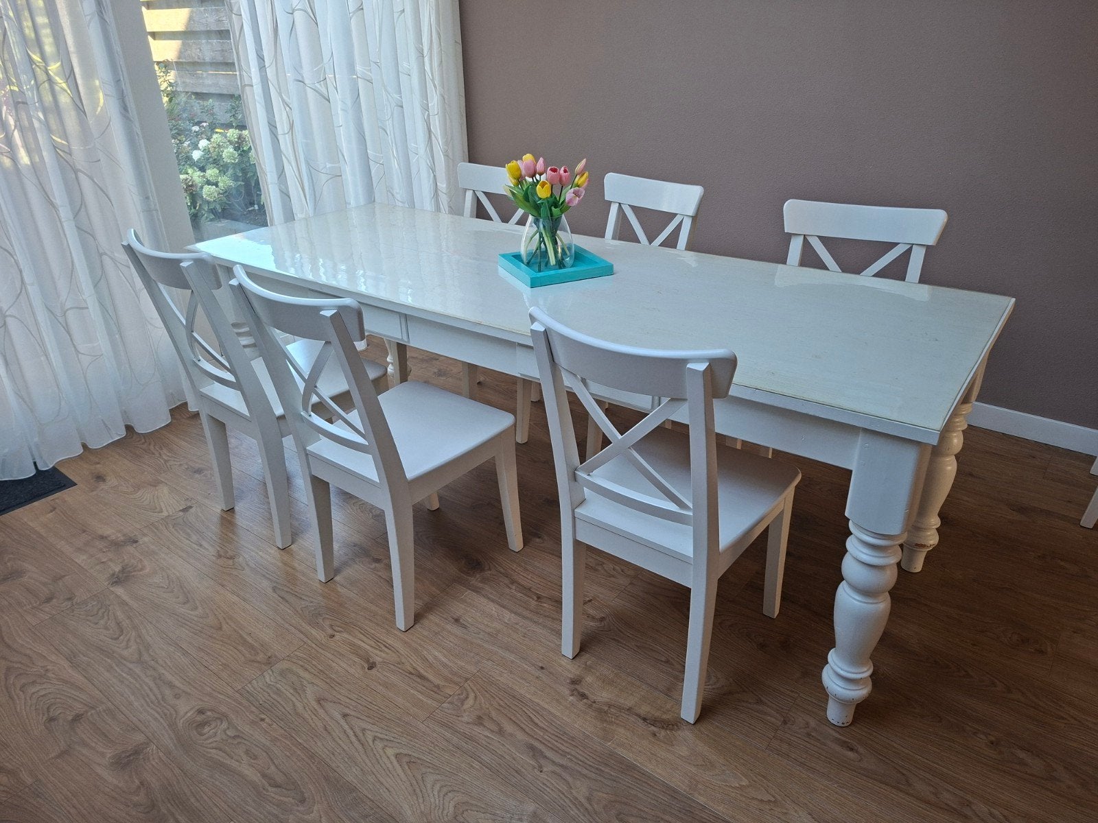 tafel met witte eetkamerstoelen met kruisrug - 6 stuks, Huis en Inrichting, Ophalen, Gebruikt, 50 tot 100 cm, Landelijke of moderne stijl