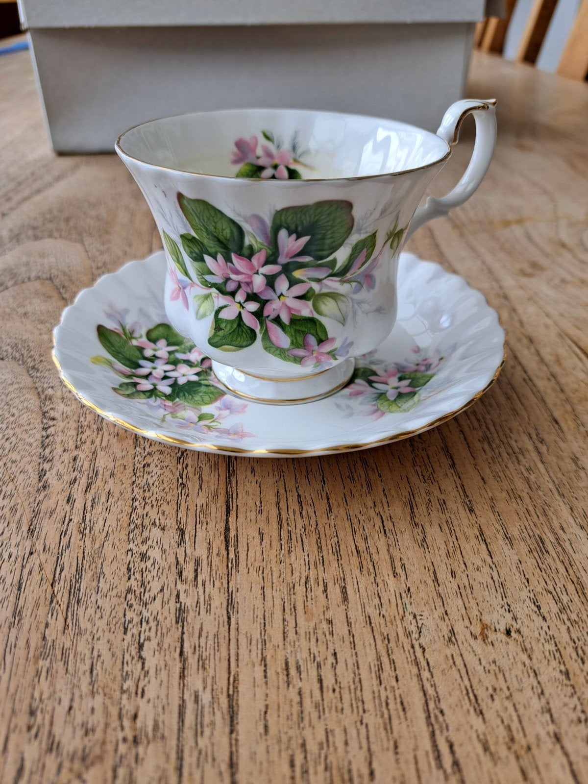 Royal Albert Mayflower kop en schotel, Huis en Inrichting, Keuken | Servies, Ophalen, Klassiek, Zo goed als nieuw, Kop(pen) en/of Schotel(s)