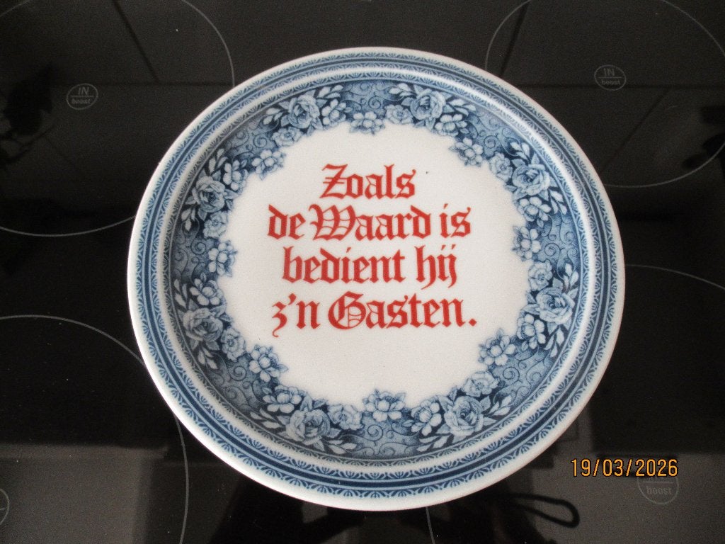 BORD-SPREUK- ZOALS DE WAARD IS BEDIENT HIJ Z`N GASTEN--MOSA, Ophalen of Verzenden