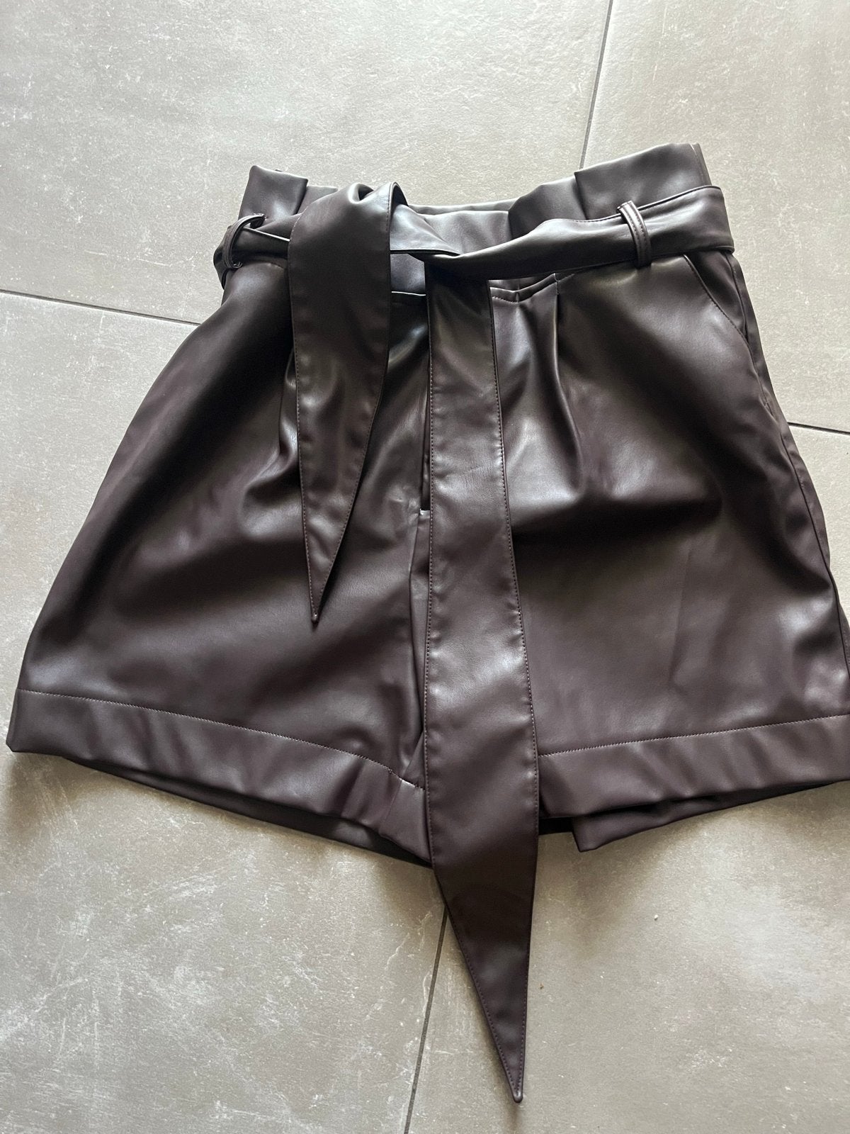 Vegan Leren Shorts met Strikceintuur - Eksept Maat L, Maat 38/40 (M), Ophalen of Verzenden, Zo goed als nieuw, Bruin