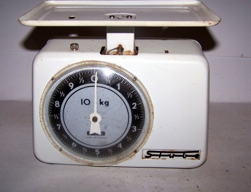 Antieke Stube metalen keukenweegschaa. Izgs., Ophalen of Verzenden