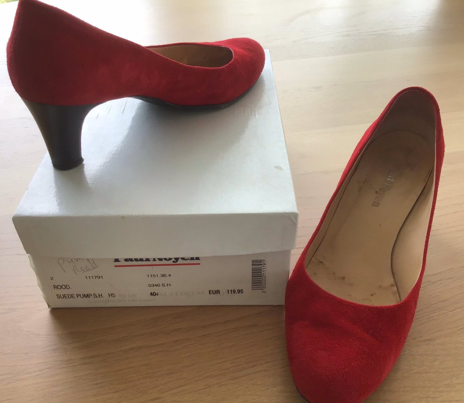 Rode suede schoenen met zwarte hak., Kleding | Dames, Ophalen, Pumps, Gedragen, Rood