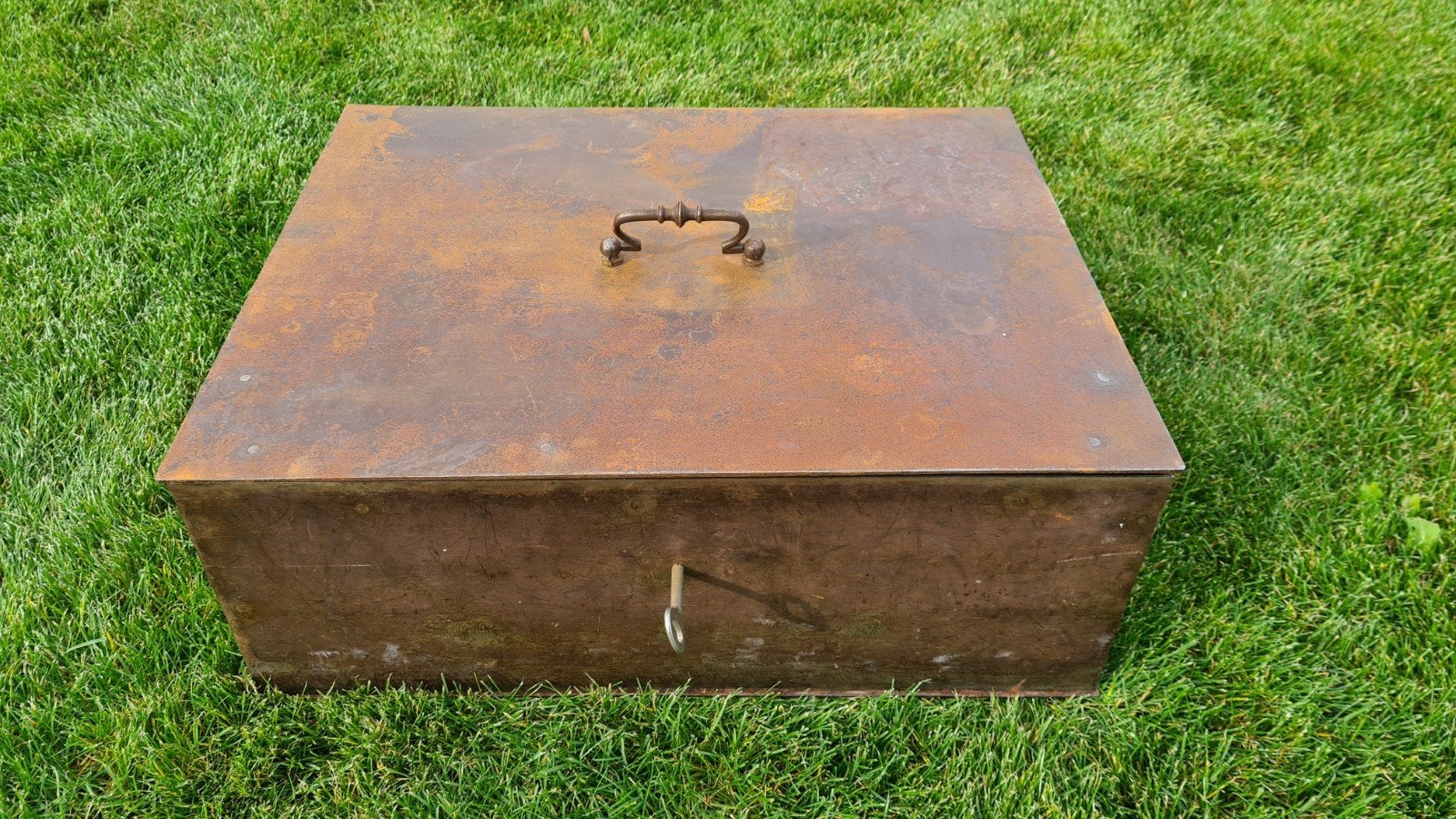 Gtote zware roestige metalen vintage geldkist kluis, Ophalen