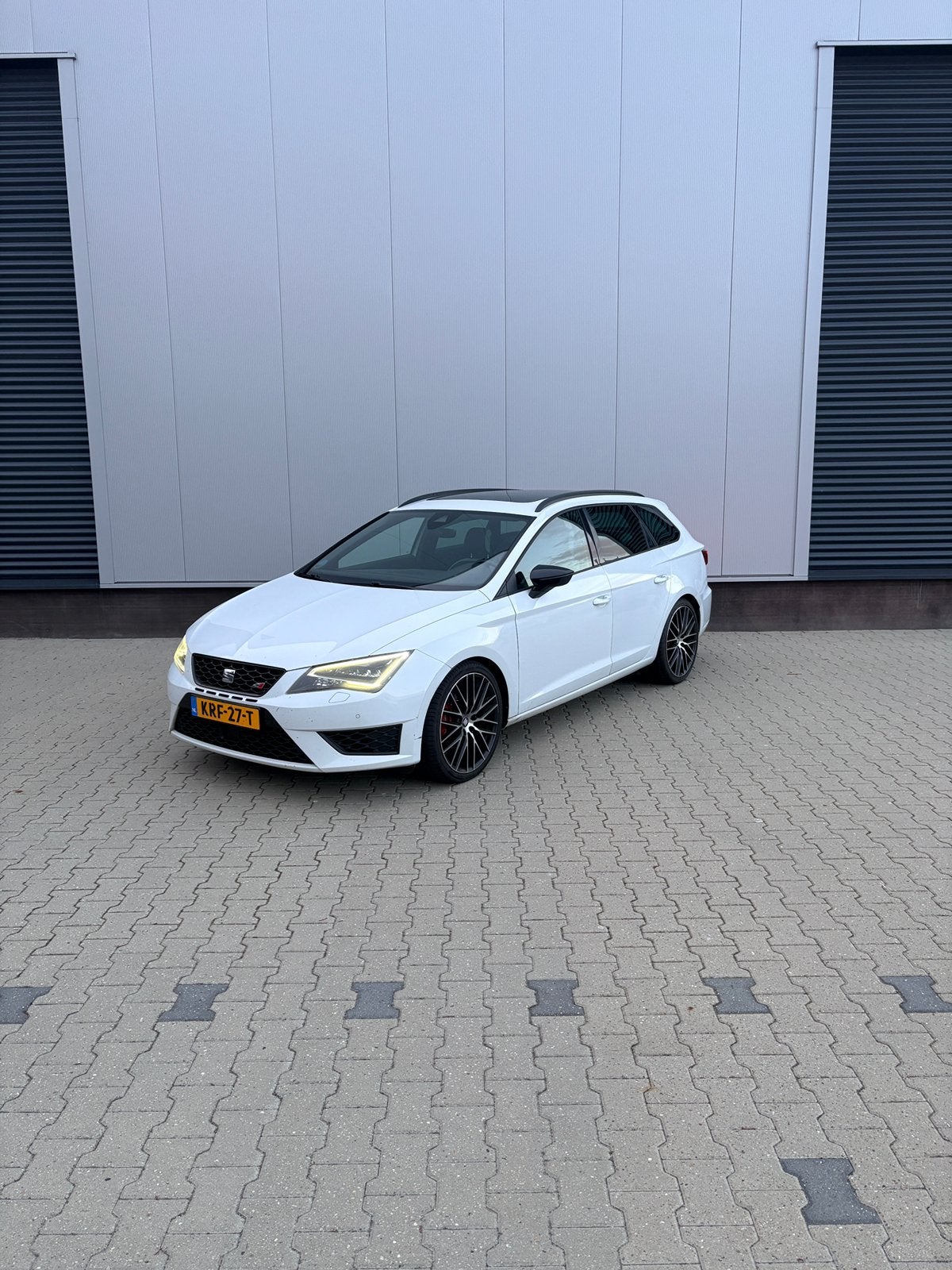Seat Leon 2.0 TSI 290PK 2016 Grijs/ elek verw stoelen/ Leder, 15 km/l, Zwart, 4 cilinders, 1984 cc