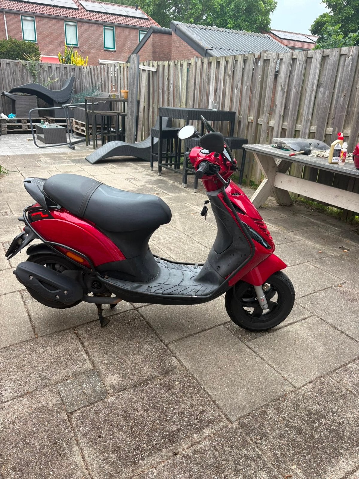 Piaggio Zip Scooter - Rood, inclusief helm, Fietsen en Brommers, Ophalen, Gebruikt, Benzine, Zip