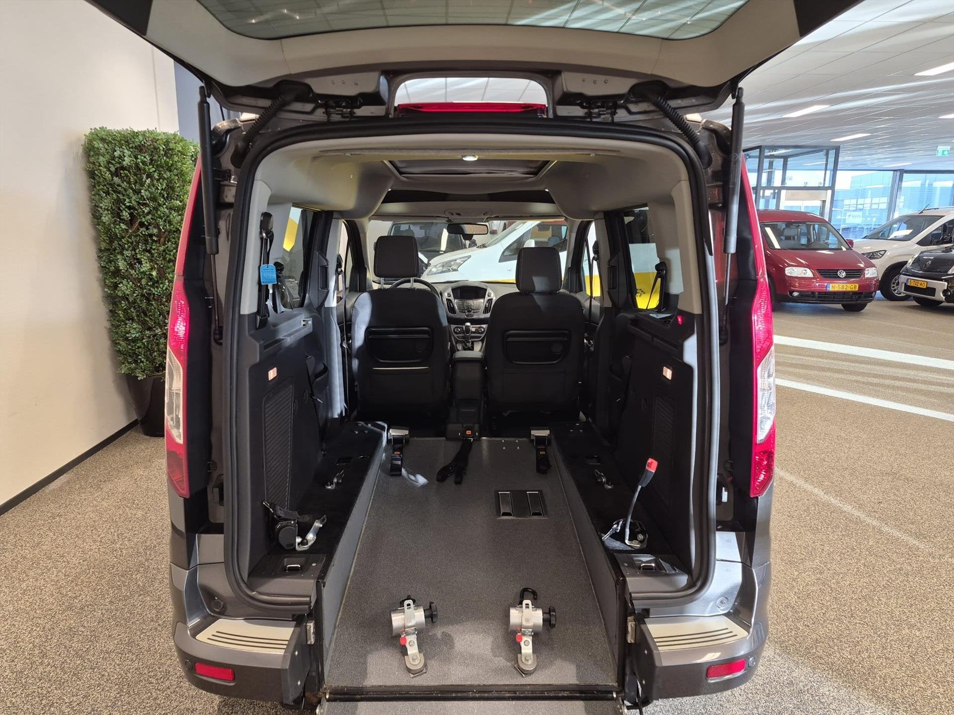 Ford Tourneo Connect L1 Rolstoelauto Automaat 3+1, Auto's, Stof, Gebruikt, Zwart, Bedrijf