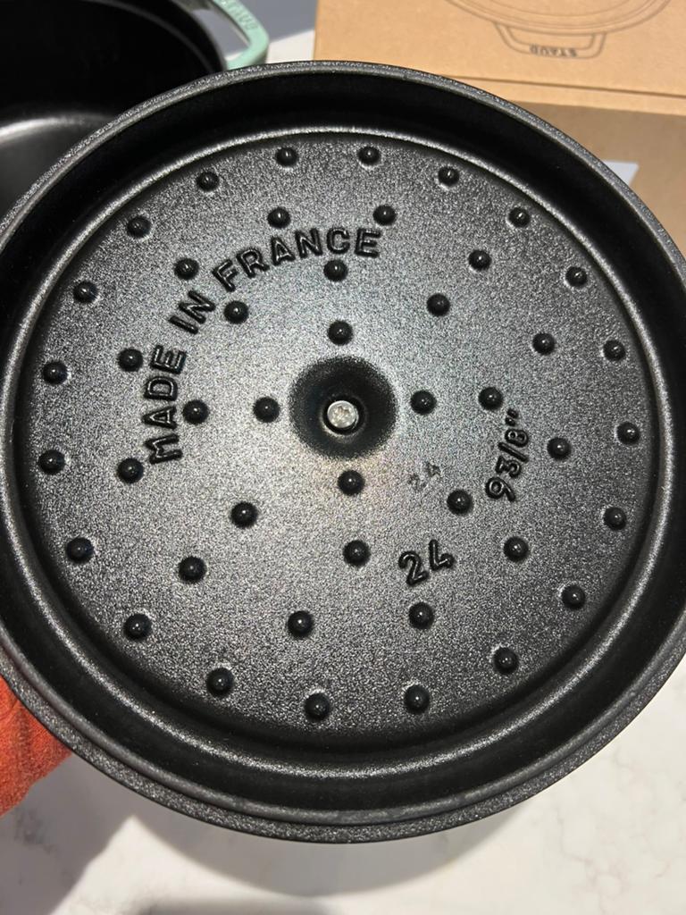 Nieuwe Staub braadpan 24 cm Salie in doos, Gietijzer, Nieuw, Ophalen of Verzenden, Staub