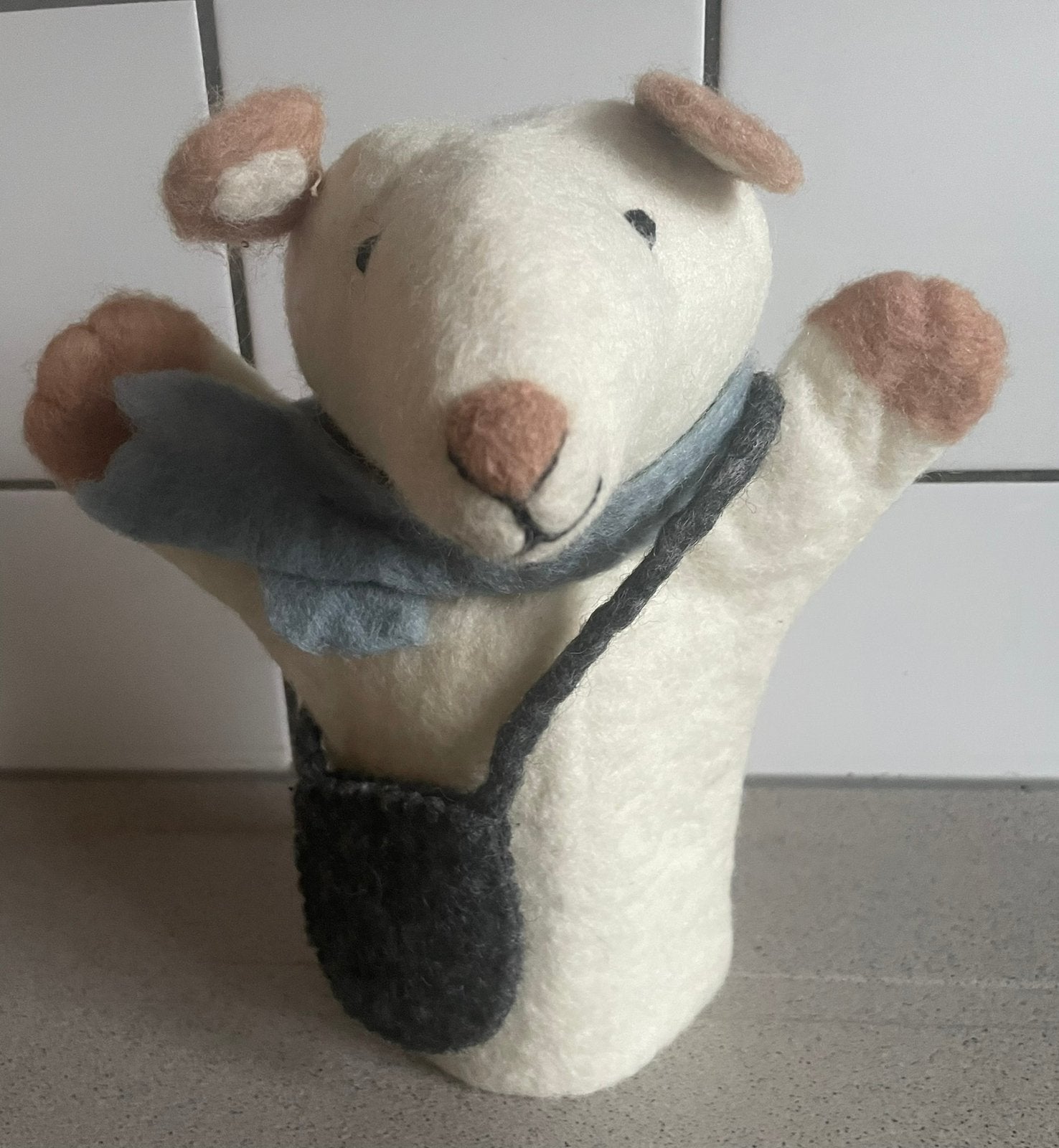 Vilten handpop witte muis met sjaal en tas vilt, Ophalen of Verzenden, Zo goed als nieuw