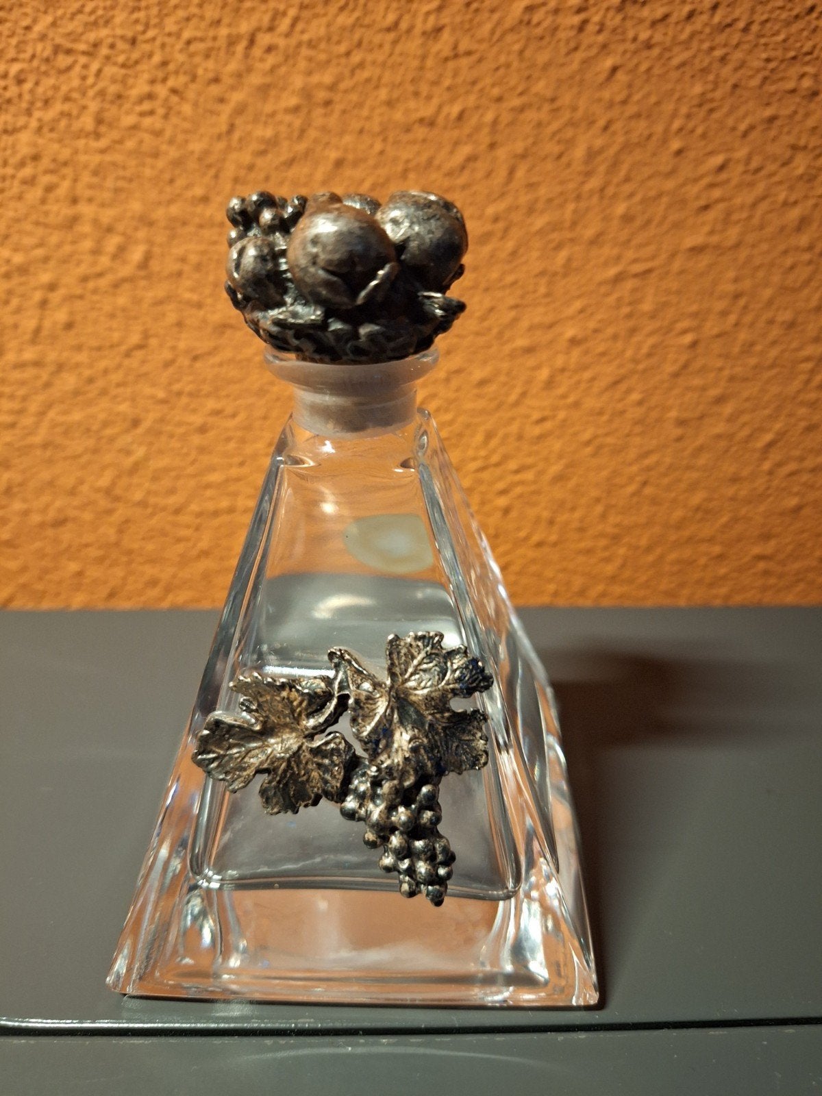 Parfumflesje Vaga International met tinnen druivenmotief, Ophalen of Verzenden