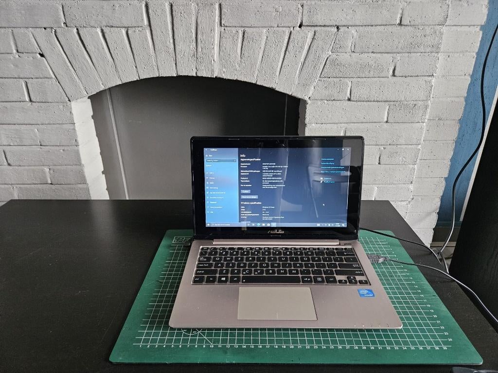 ASUS X202E Laptop – Werkt goed – Barst in glas, Gebruikt, HDD, 2 tot 3 Ghz, Qwerty